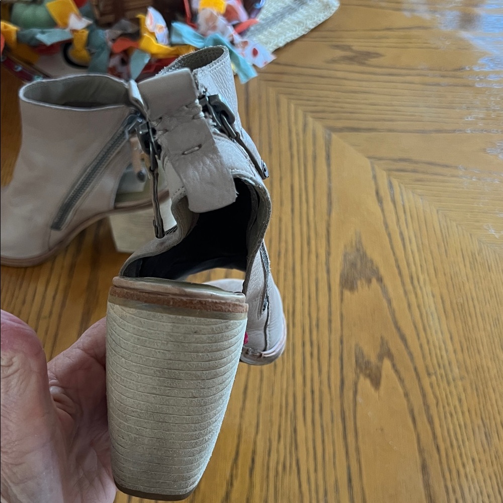 Dolce Vita booties - Picture 2 of 6